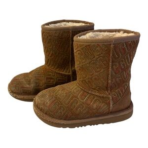 UGG- Graphic Stitch Chestnut Logo Classic II Short Toddler Boots Sz 13🧸🥾